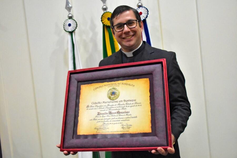 entrega-de-titulo-ao-padre-edivaldo-rossi-goncalves