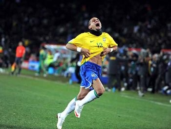 daniel-alves-sai-do-banco-para-marcar-no-fim-e-por-brasil-na-final