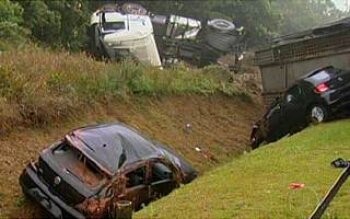 caminhao-cegonha-tomba-e-espalha-veiculos-que-carregava-na-anchieta