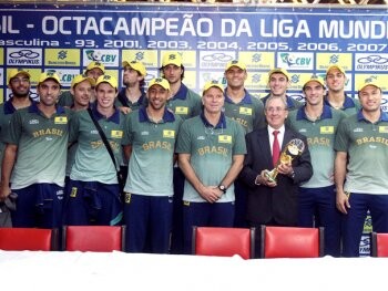 selecao-chega-ao-brasil-com-o-trofeu-do-octa-da-liga-mas-prega-pes-no-chao
