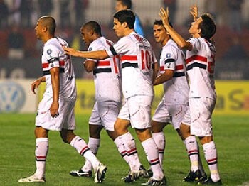 em-noite-inspirada-de-dagoberto-sao-paulo-derrota-o-gremio-no-morumbi