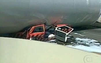 torre-de-39-toneladas-esmaga-carro-no-parana