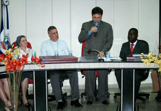 camara-entrega-tres-mocoes-de-congratulacoes-e-aplausos