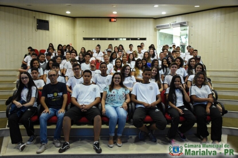 alunos-do-ensino-medio-visitam-a-camara-municipal