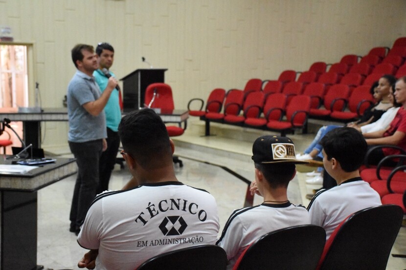 durante-workshop-participantes-recebem-manual-do-vereador-jovem