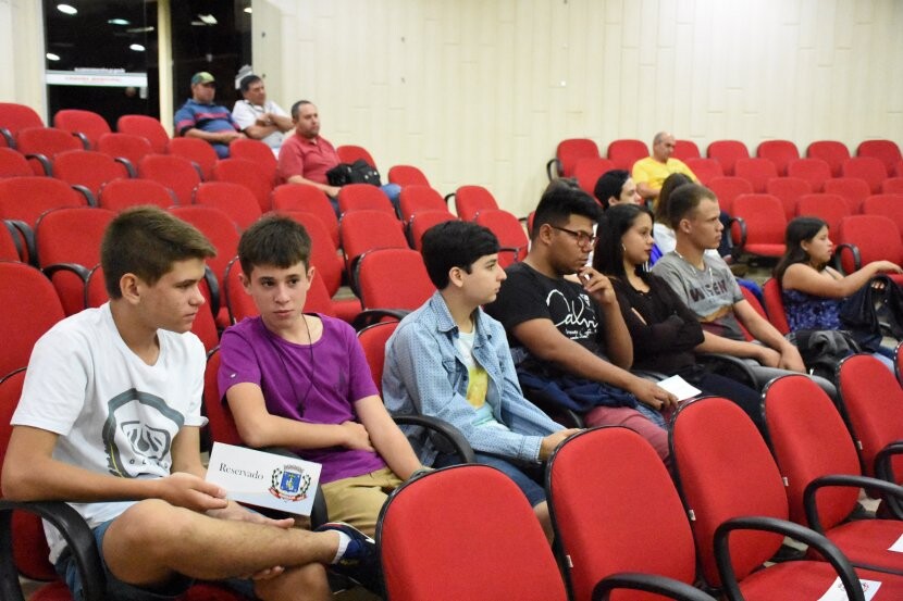 participantes-do-camara-jovem-acompanham-sessao-ordinaria-desta-segunda