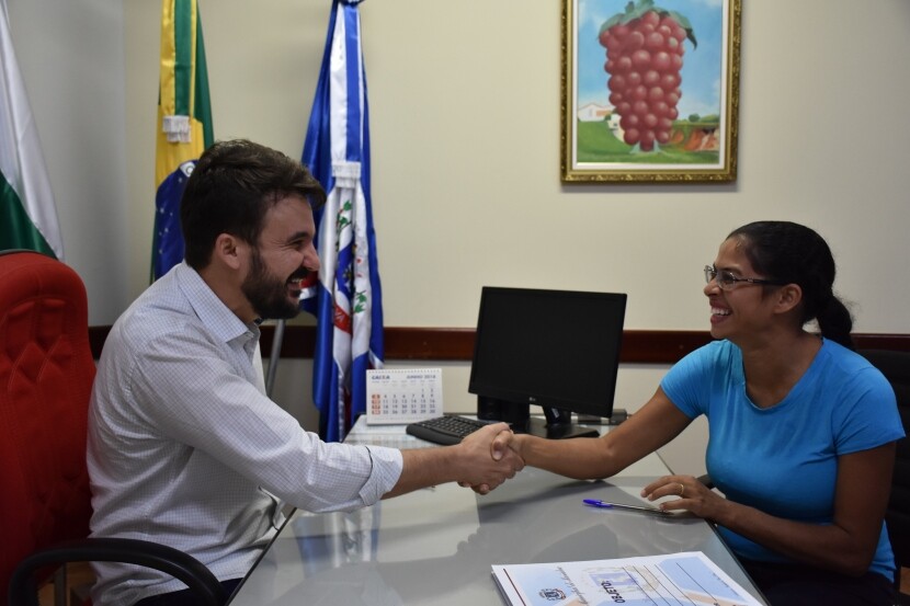 camara-da-posse-a-auxiliar-de-servicos-gerais-aprovada-em-concurso
