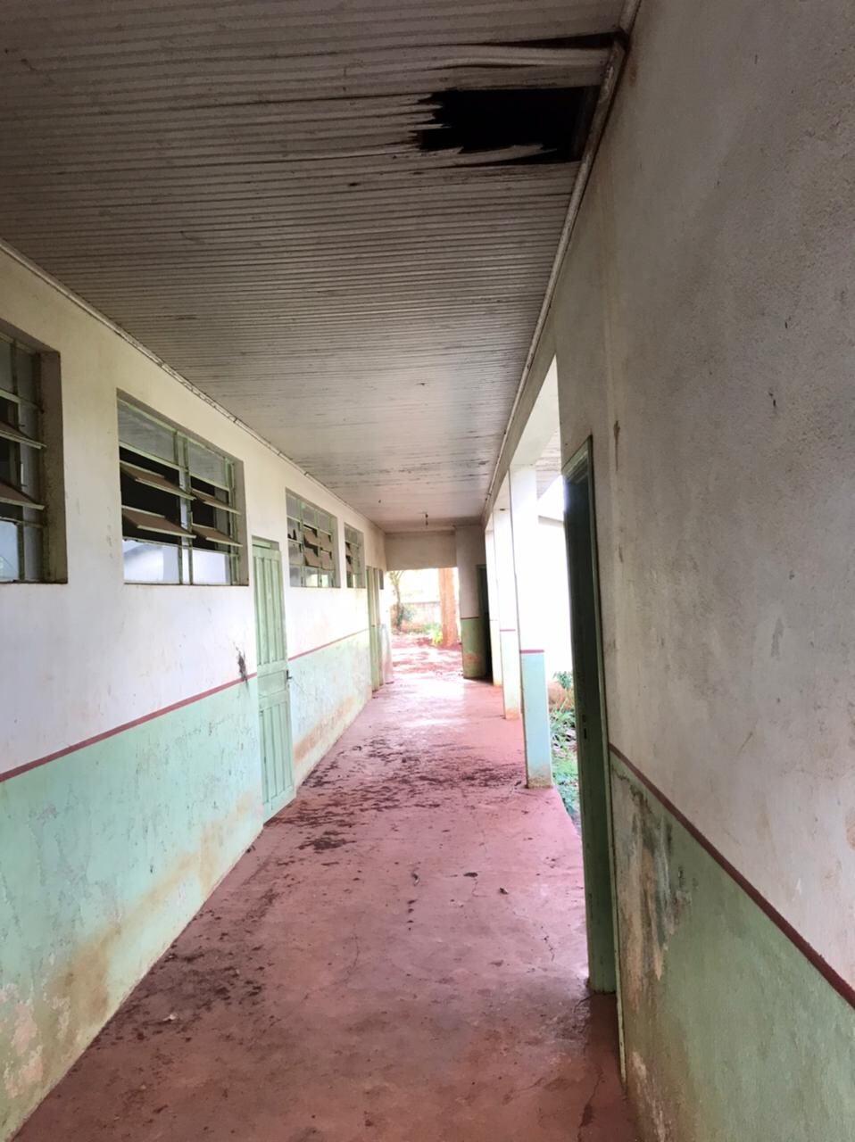 vereador-rafael-poly-questiona-situacao-de-abandono-em-predio-da-antiga-escola-rural-no-km-113